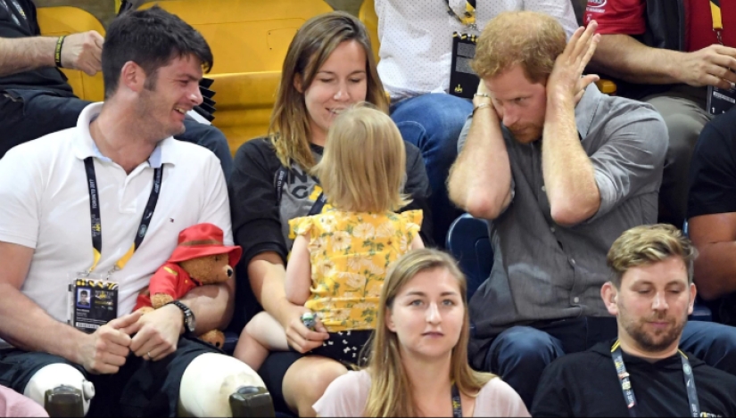 "Harry does not share food!": the British prince did not share a bucket of popcorn with a friend's little daughter "Harry does not share food!": the British prince did not share a bucket of popcorn with a friend's little daughter