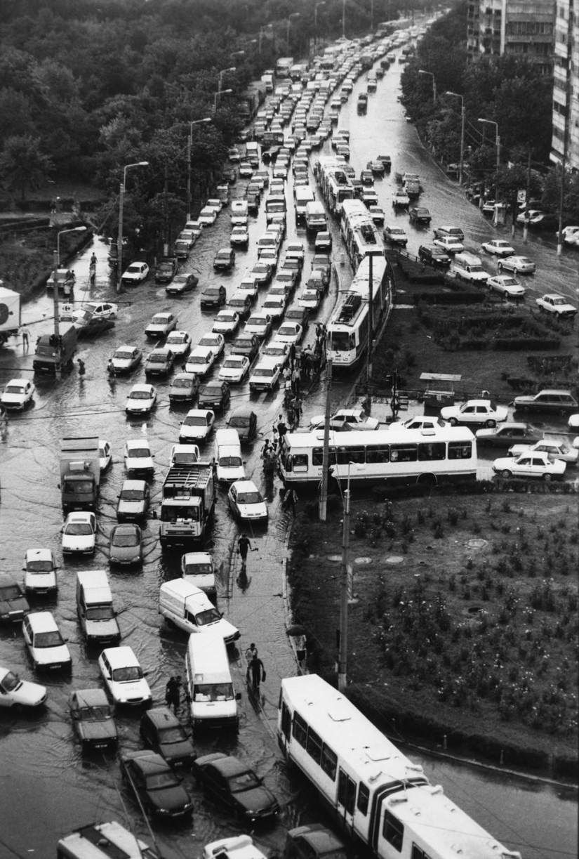 Harsh Romania of the 90s, where flocks of sheep blocked busy streets Harsh Romania of the 90s, where flocks of sheep blocked busy streets