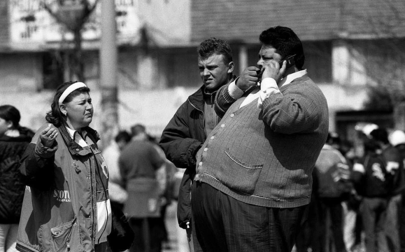 Harsh Romania of the 90s, where flocks of sheep blocked busy streets Harsh Romania of the 90s, where flocks of sheep blocked busy streets