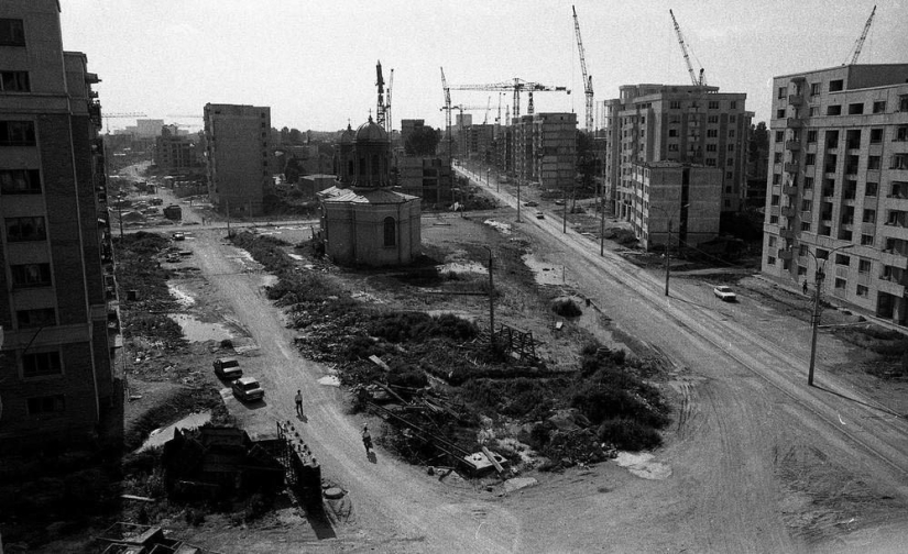 Harsh Romania of the 90s, where flocks of sheep blocked busy streets Harsh Romania of the 90s, where flocks of sheep blocked busy streets