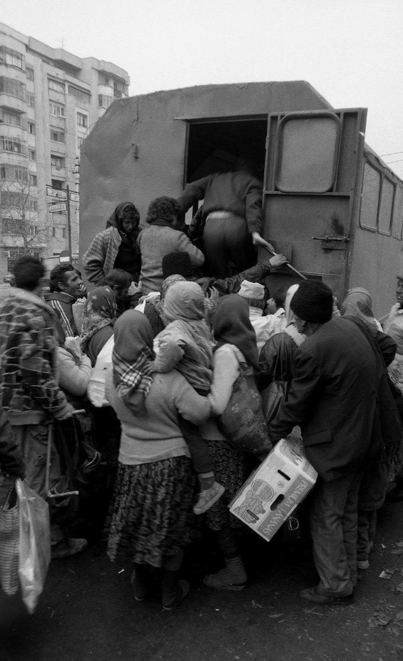 Harsh Romania of the 90s, where flocks of sheep blocked busy streets Harsh Romania of the 90s, where flocks of sheep blocked busy streets