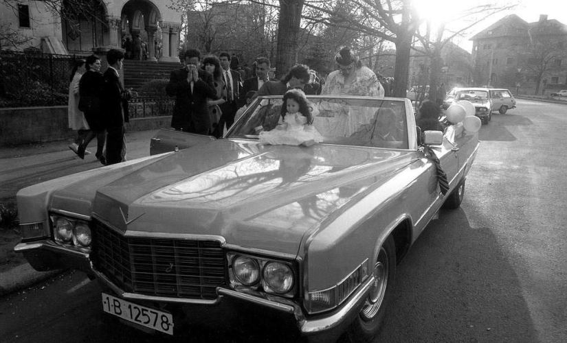 Harsh Romania of the 90s, where flocks of sheep blocked busy streets Harsh Romania of the 90s, where flocks of sheep blocked busy streets