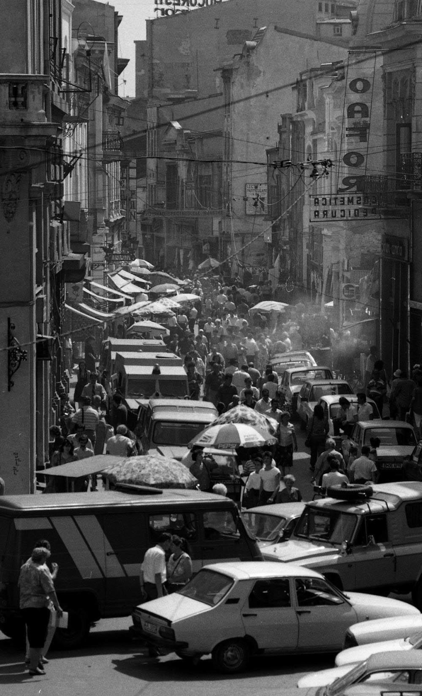 Harsh Romania of the 90s, where flocks of sheep blocked busy streets Harsh Romania of the 90s, where flocks of sheep blocked busy streets