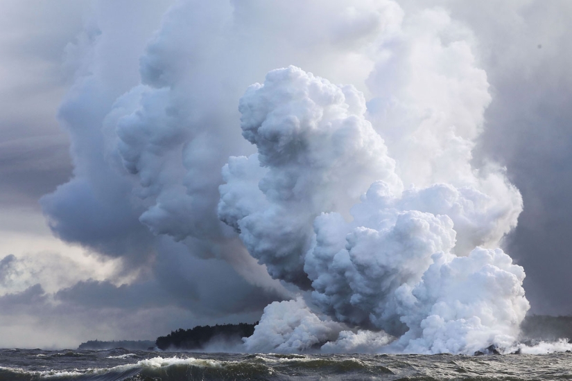 Hawaii is burning with blue flames: the eruption of the Kilauea volcano is gaining momentum