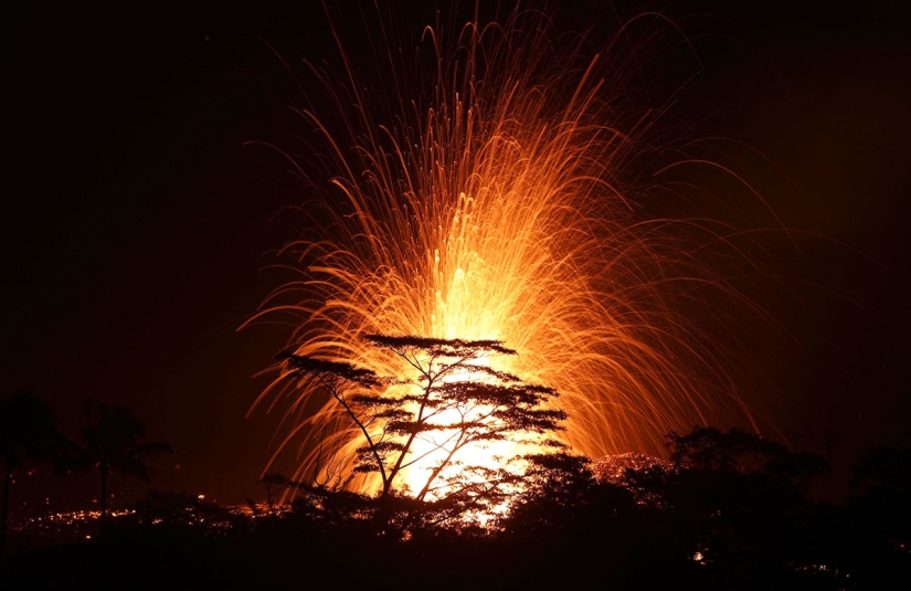 Hawaii is burning with blue flames: the eruption of the Kilauea volcano is gaining momentum