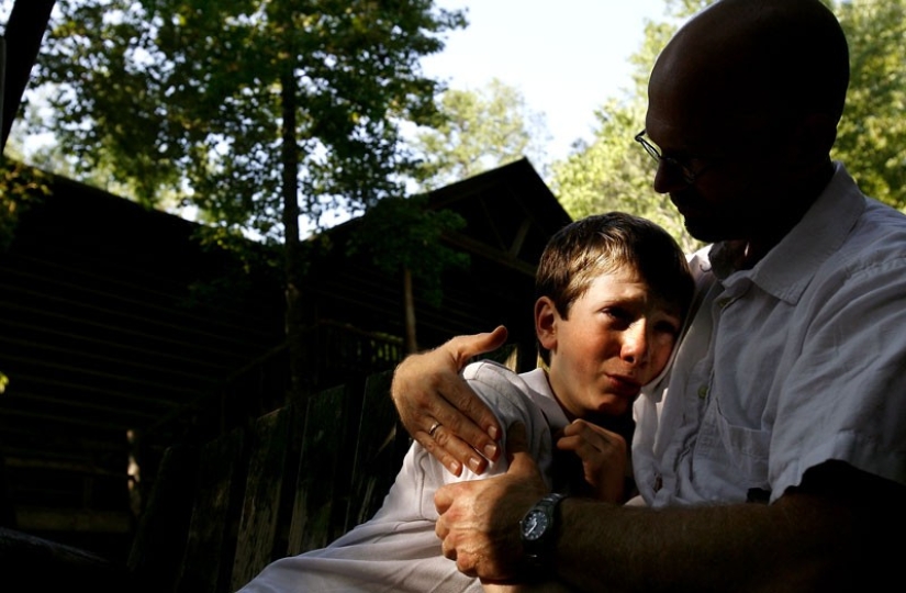 Heavy and beautiful photos documenting the love of a young dying mother