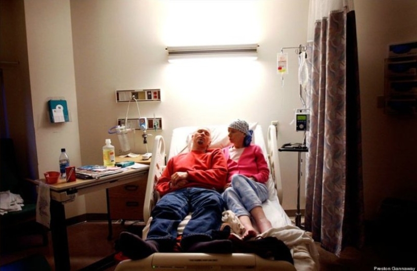 Heavy and beautiful photos documenting the love of a young dying mother