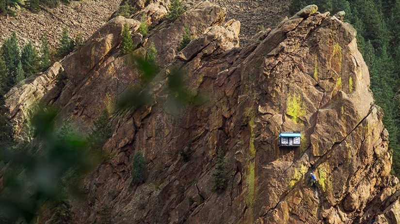 "Hello, do you have oxygen?" In the USA, a shop for climbers has opened on a sheer cliff