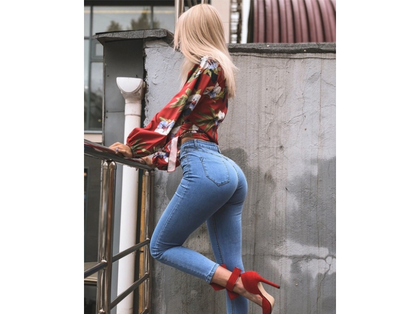 Hermosas chicas en tacones altos