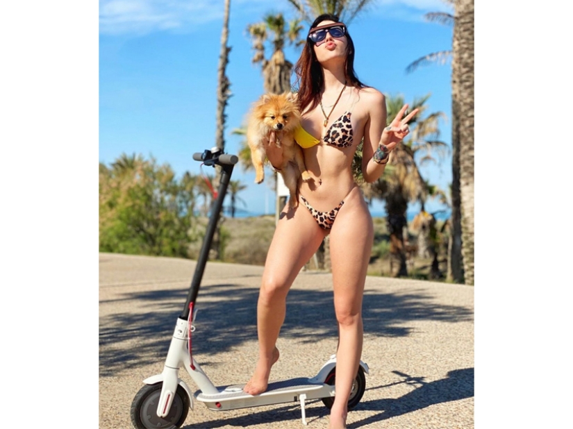 Hermosas chicas y sus amigos de cuatro patas: 25 fotos