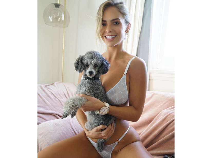 Hermosas chicas y sus amigos de cuatro patas: 25 fotos