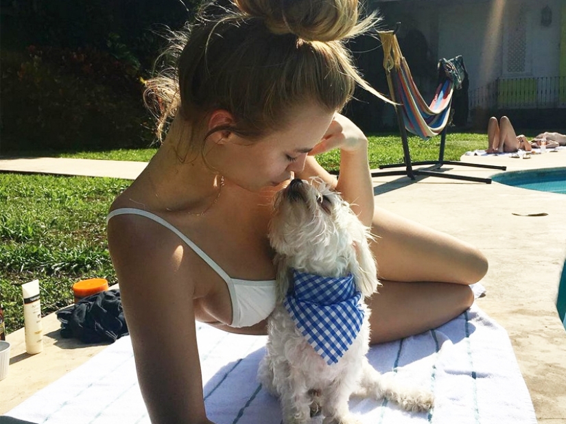Hermosas chicas y sus amigos de cuatro patas: 25 fotos