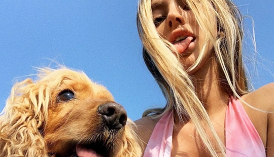 Hermosas chicas y sus amigos de cuatro patas: 25 fotos
