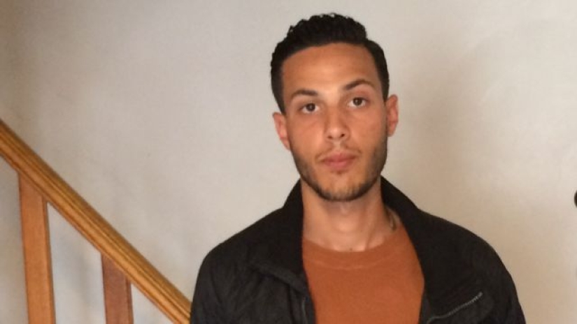 Héroe olvidado: Migrante ilegal que salvó a dos niños de un incendio se enfrenta a la deportación de Francia Héroe olvidado: Migrante ilegal que salvó a dos niños de un incendio se enfrenta a la deportación de Francia