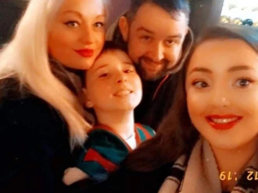 Hijas-madres: mujer británica de 41 años pasa el rato en clubes con su hija y sus amigas