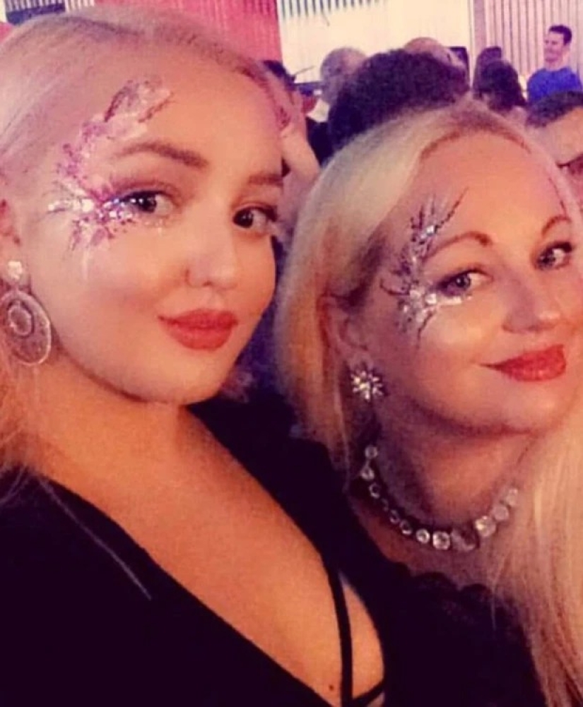 Hijas-madres: mujer británica de 41 años pasa el rato en clubes con su hija y sus amigas