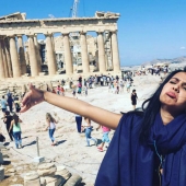 Honeymoon alone: the wife publishes a photo where she "hugs" her husband at home