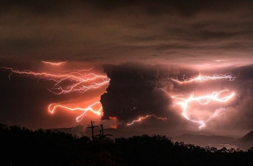 Horror, miedo y belleza: todo el poder del volcán Taal en fotos