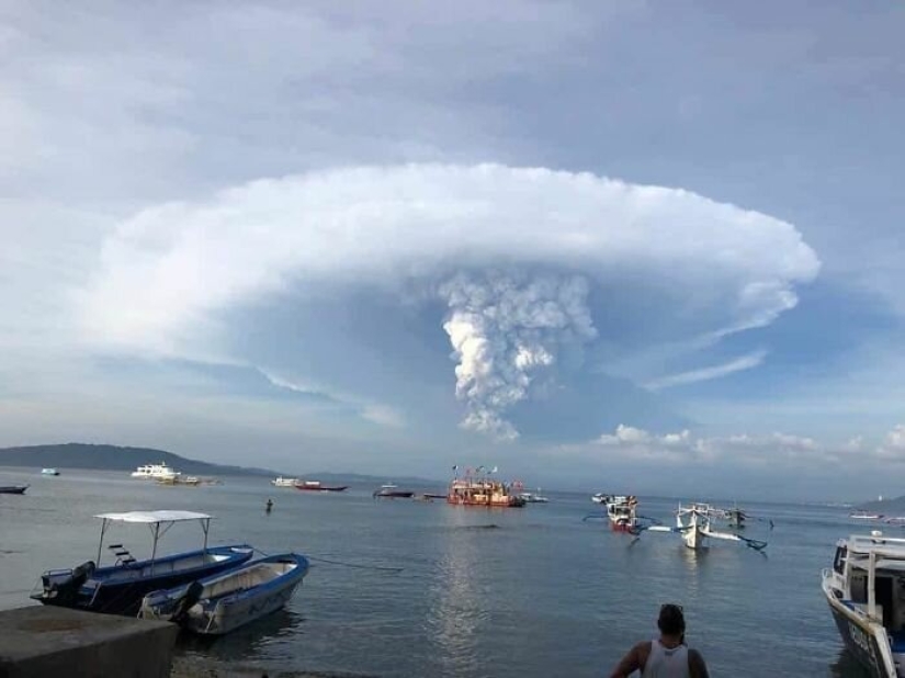 Horror, miedo y belleza: todo el poder del volcán Taal en fotos