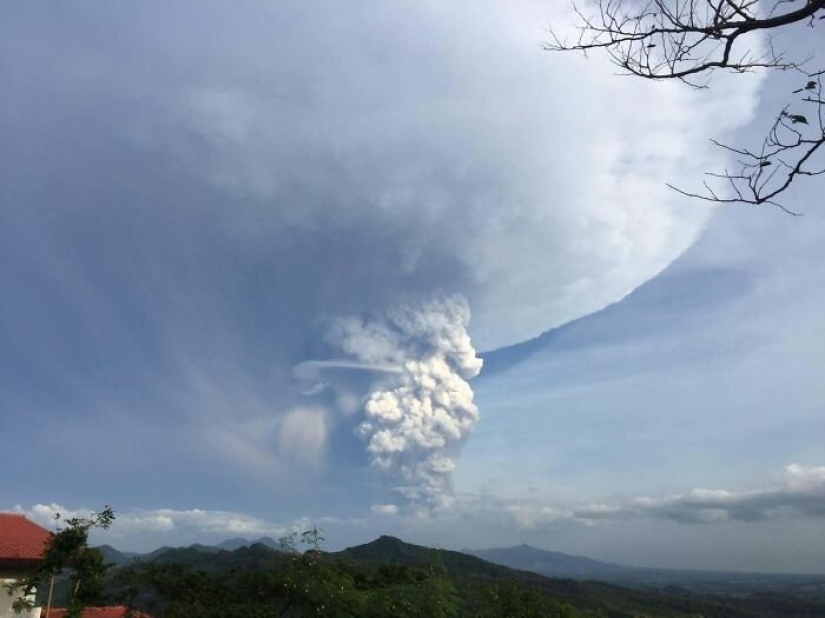 Horror, miedo y belleza: todo el poder del volcán Taal en fotos