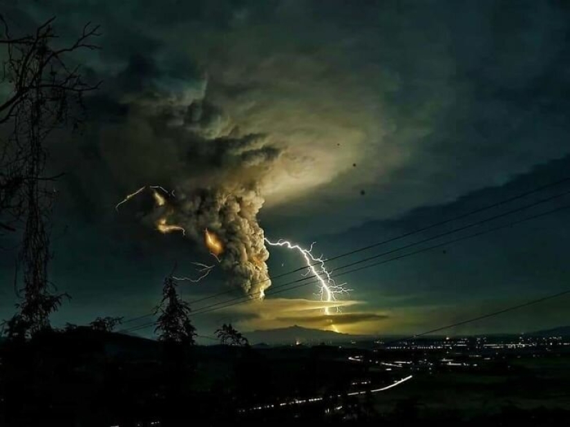 Horror, miedo y belleza: todo el poder del volcán Taal en fotos
