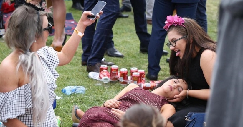 Horse aunts: Aussies had a full party at a horse racing tournament