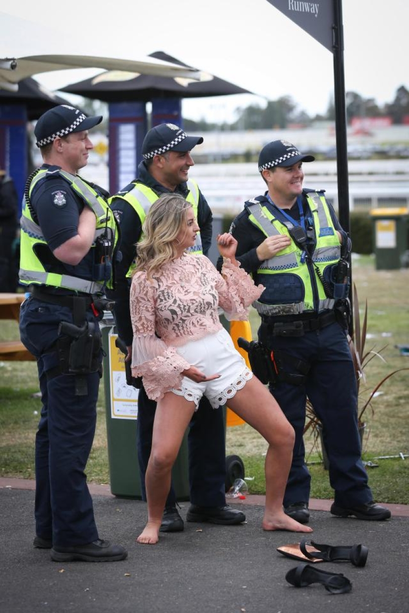 Horse aunts: Aussies had a full party at a horse racing tournament
