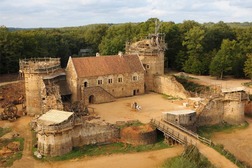 Horses, tortillas and not a single straw cutter: the French are building a castle using the technologies of the XII century Horses, tortillas and not a single straw cutter: the French are building a castle using the technologies of the XII century