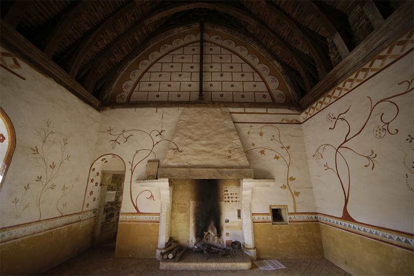 Horses, tortillas and not a single straw cutter: the French are building a castle using the technologies of the XII century Horses, tortillas and not a single straw cutter: the French are building a castle using the technologies of the XII century