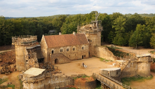 Horses, tortillas and not a single straw cutter: the French are building a castle using the technologies of the XII century