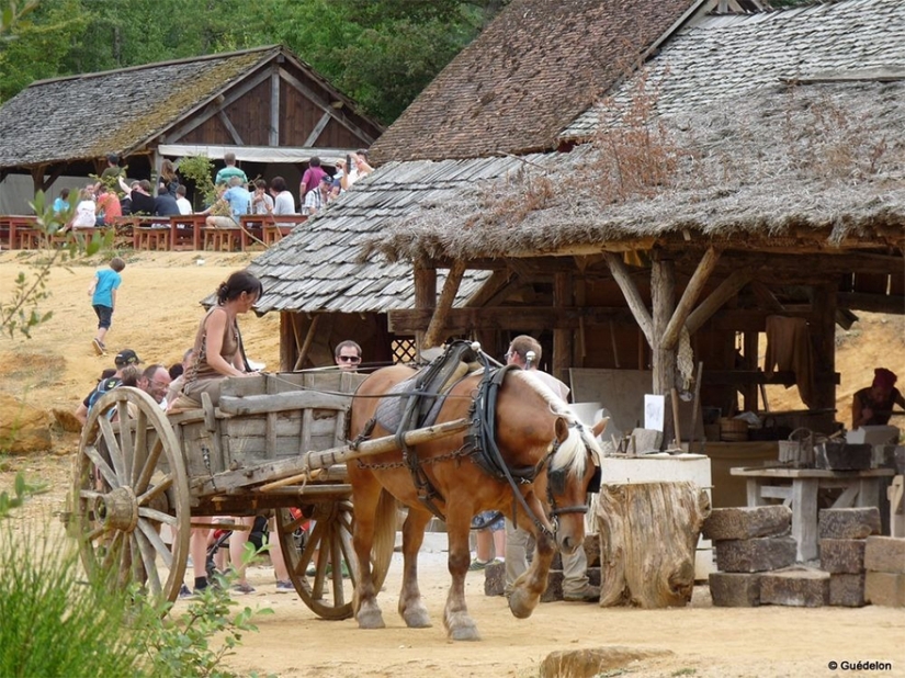 Horses, tortillas and not a single straw cutter: the French are building a castle using the technologies of the XII century Horses, tortillas and not a single straw cutter: the French are building a castle using the technologies of the XII century