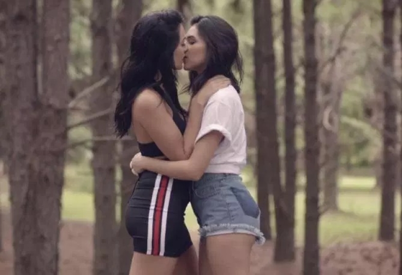 Hot thing Oriana: sexy girlfriend of football player Paulo Dybala likes to kiss girls
