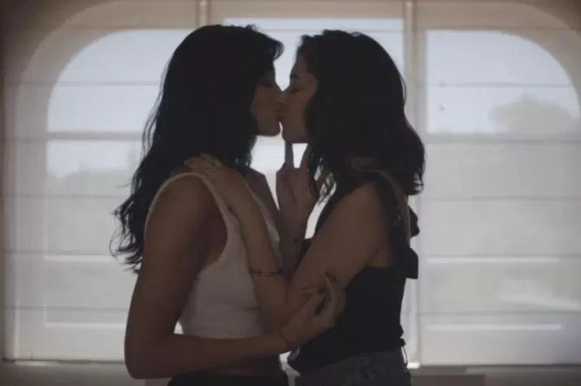 Hot thing Oriana: sexy girlfriend of football player Paulo Dybala likes to kiss girls