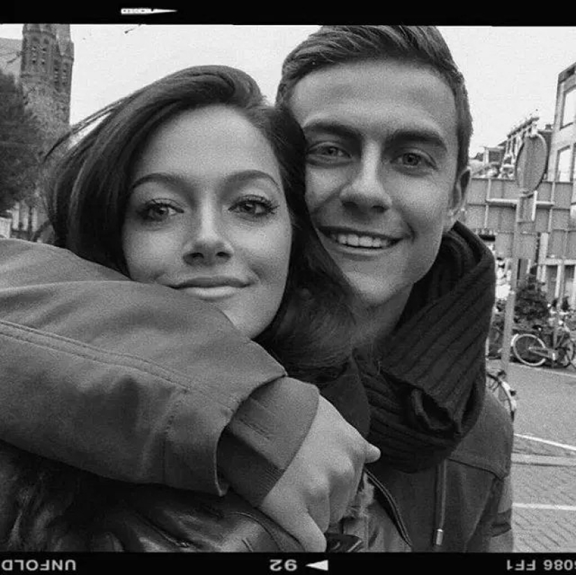 Hot thing Oriana: sexy girlfriend of football player Paulo Dybala likes to kiss girls