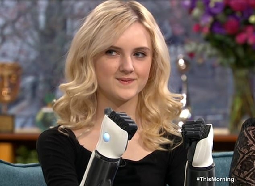 How a 13-year-old girl with bionic prostheses instead of hands became a professional makeup artist