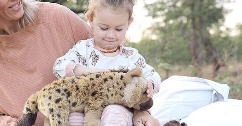 How a 2-year-old baby made friends with wild hyenas How a 2-year-old baby made friends with wild hyenas
