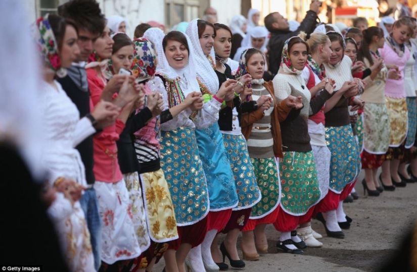 How are the weddings of Bulgarian Muslim mountaineers