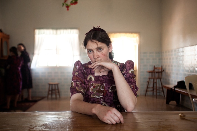 How do Mennonites, religious fanatics who deny electricity live