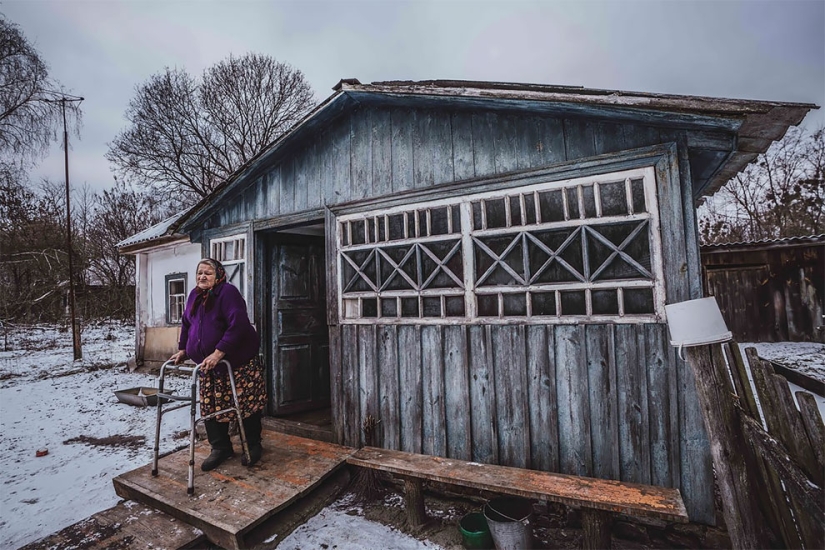 How do people who refused to leave the Chernobyl exclusion zone live now