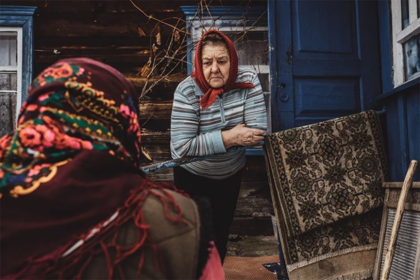 How do people who refused to leave the Chernobyl exclusion zone live now