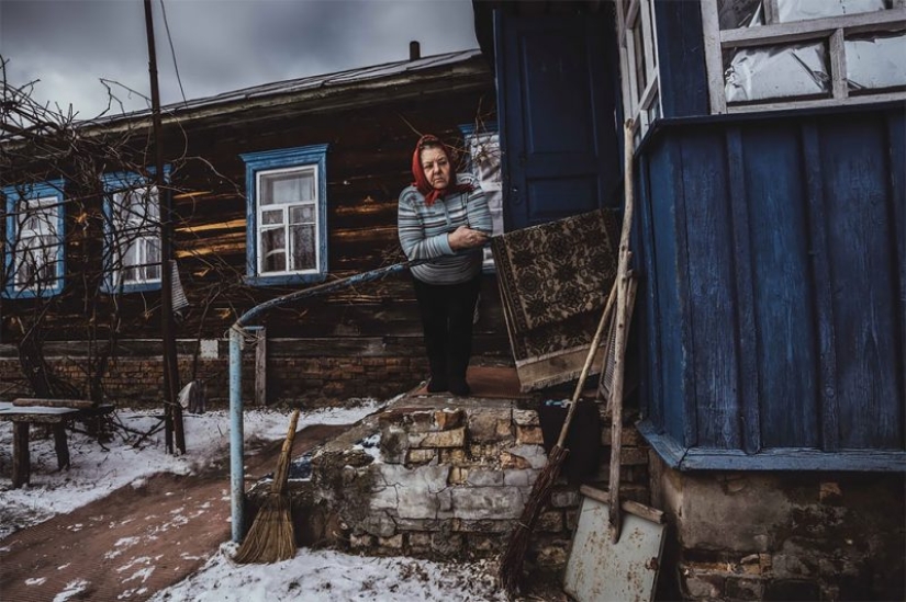 How do people who refused to leave the Chernobyl exclusion zone live now