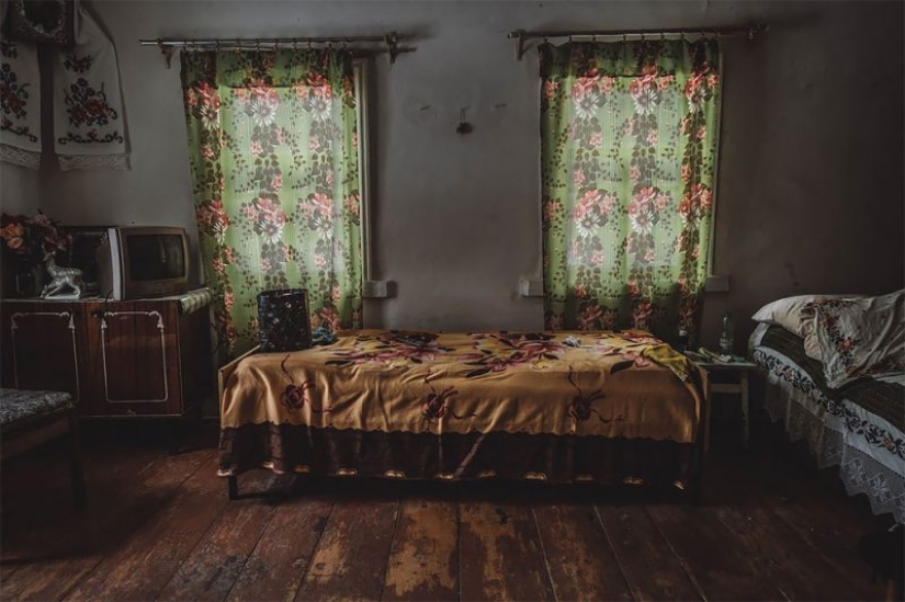 How do people who refused to leave the Chernobyl exclusion zone live now