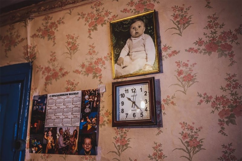 How do people who refused to leave the Chernobyl exclusion zone live now