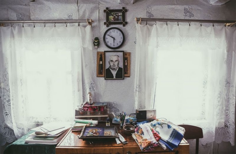 How do people who refused to leave the Chernobyl exclusion zone live now