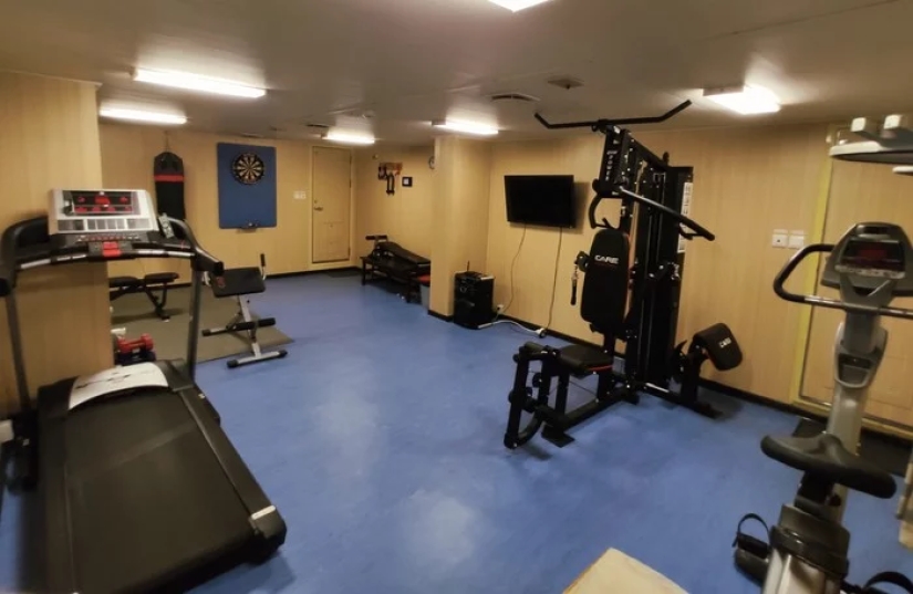 How do sailors live on a ship today