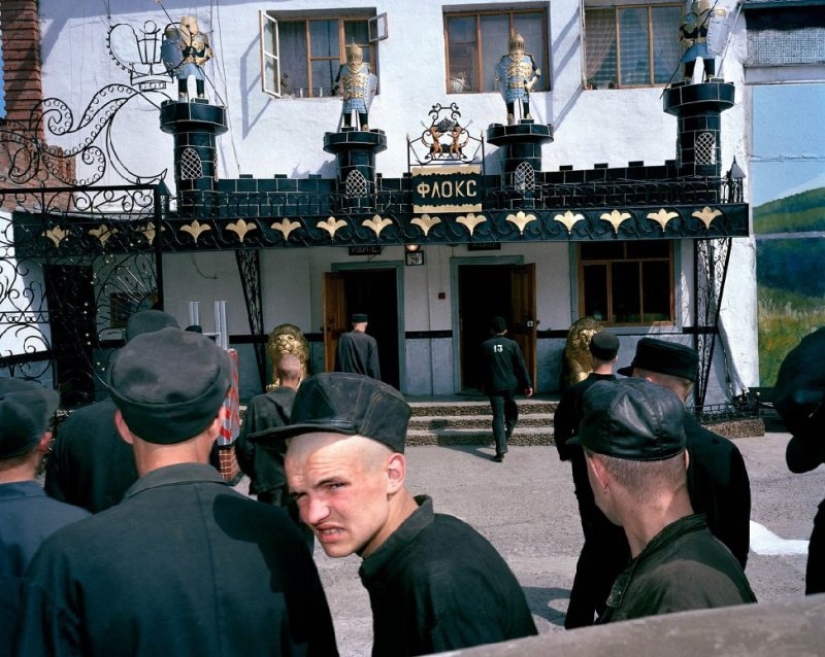 How do young prisoners live in Siberian colonies
