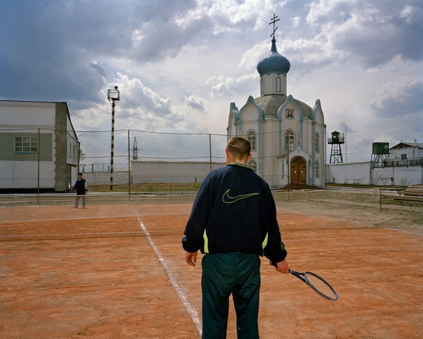 How do young prisoners live in Siberian colonies