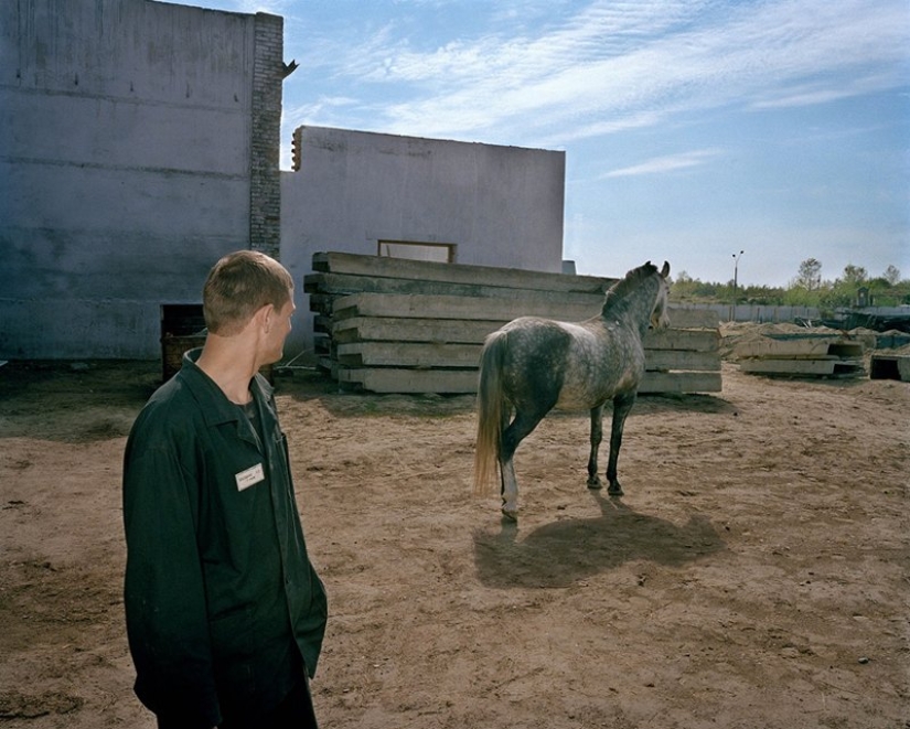 How do young prisoners live in Siberian colonies