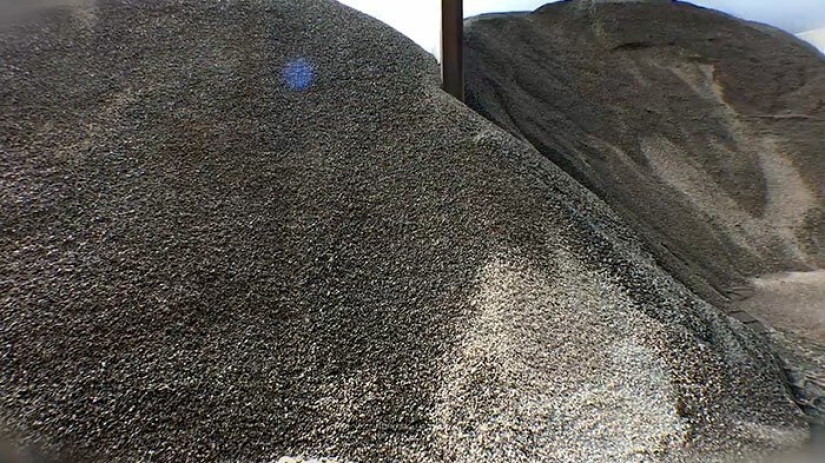 How in Britain garbage from plastic bottles is turned into super-strong roads