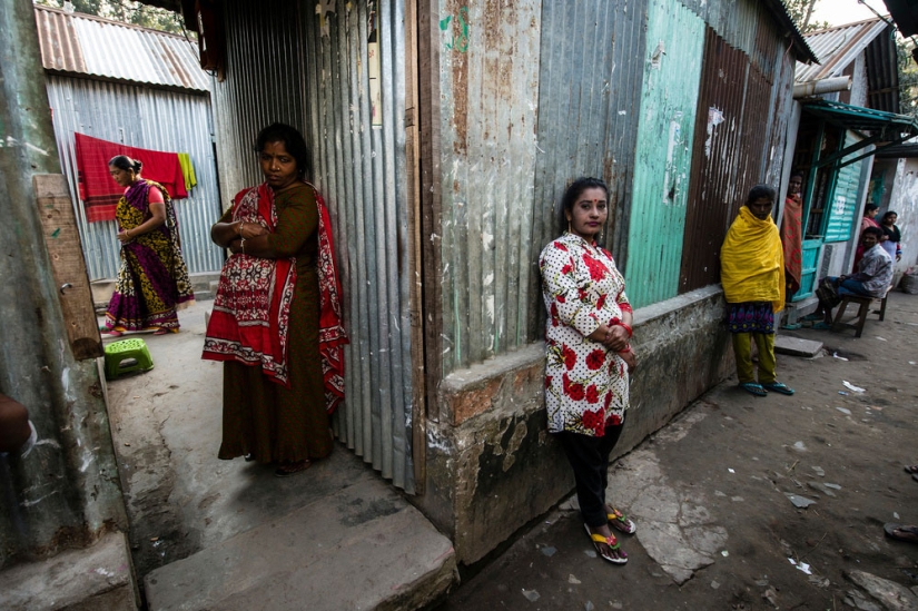 How prostitutes live and work in a 200-year-old brothel in Bangladesh How prostitutes live and work in a 200-year-old brothel in Bangladesh